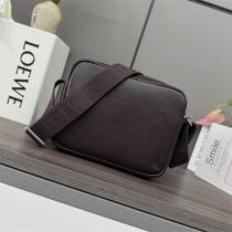 高い人気LOEWEロエベ ショルダーバッグ コピー上質なレザー2026メンズファッション逸品入手困難アイテム