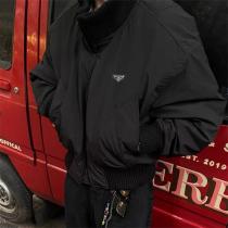 プラダ 偽物 高級感 シック エレガント ブラックナイロンジップジャケット PRADA