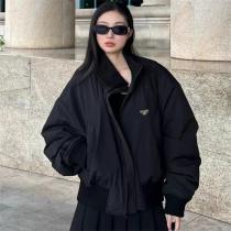プラダ 偽物 高級感 シック エレガント ブラックナイロンジップジャケット PRADA