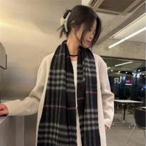 BURBERRY コピー マフラー ブラックチェック柄 モダンシック 大人の冬ス...