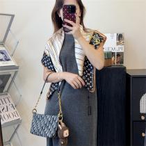 LOUIS VUITTON 偽物 スカーフ モノグラムデザイン シルク調 高級感エレガント ルイヴィトン
