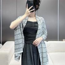 CH 偽物 ショール ベージュチェック柄 上品な羽織り スタイリッシュデザイン CH