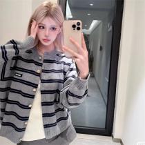 ミュウミュウ コピー ニットカーディガン ボーダー柄 秋冬コーデ おしゃれ トレ...