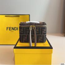 Fendi コピー 新作 コスメ風 収納力抜群 スタイリッシュ ハンドバッグ 洗練デザイン フェンディ