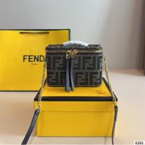 Fendi コピー 新作 コスメ風 収納力抜群 スタイリッシュ ハンドバッグ 洗練デザイン フェンディ