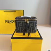 Fendi コピー 新作 コスメ風 収納力抜群 スタイリッシュ ハンドバッグ 洗練デザイン フェンディ
