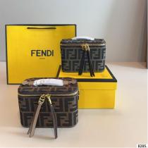 Fendi コピー 新作 コスメ風 収納力抜群 スタイリッシュ ハンドバッグ 洗練デザイン フェンディ