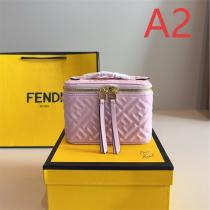 フェンディ スーパーコピー エンボス加工 新作 モード感 高級感漂う ハンドバッグ 人気注目 Fendi