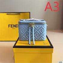 フェンディ スーパーコピー エンボス加工 新作 モード感 高級感漂う ハンドバッグ 人気注目 Fendi