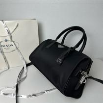 プラダ スーパーコピー ショルダーバッグ ナイロンレザーコンビ シンプル スタイリッシュ PRADA