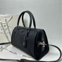 プラダ スーパーコピー ショルダーバッグ ナイロンレザーコンビ シンプル スタイリッシュ PRADA