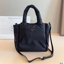 PRADA 偽物 ナイロンバッグ 軽量 カジュアル モダン スタイリッシュ プラ...
