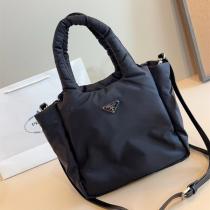 PRADA 偽物 ナイロンバッグ 軽量 カジュアル モダン スタイリッシュ プラダ
