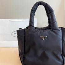 PRADA 偽物 ナイロンバッグ 軽量 カジュアル モダン スタイリッシュ プラダ