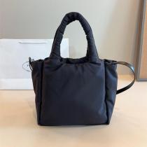 PRADA 偽物 ナイロンバッグ 軽量 カジュアル モダン スタイリッシュ プラダ