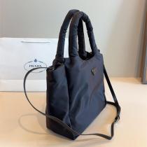 PRADA 偽物 ナイロンバッグ 軽量 カジュアル モダン スタイリッシュ プラダ