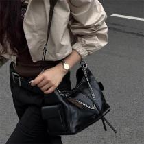 LOUIS VUITTON コピー ショルダーバッグ 精悍ブラック チェーンディテール ルイヴィトン