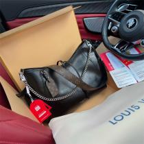 LOUIS VUITTON コピー ショルダーバッグ 精悍ブラック チェーンディテール ルイヴィトン