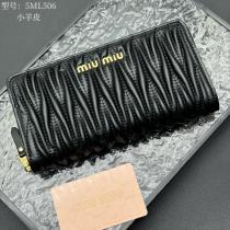 MIUMIU新ひだ付き小羊皮多機能財布ジャカード柄アルファベット粒