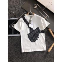 Diorのロゴ入り斜め掛け鞍バッグプリントデザインゆったり白Tシャツ