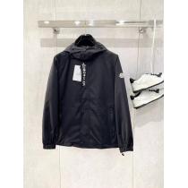 ブランド 偽物 通販ジャケットMONCLER冬の定番スタイル 大注目！ セレブ愛...