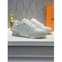 LOUIS VUITTONファッションスタイル 雑誌掲載 すっかり定番化スニーカ...