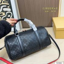 ブランド 偽物バッグ今年の2026コーデに活躍する トレンドの最先端に 大人気コラボ商品Christian Louboutin