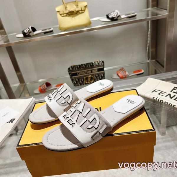 FENDI偽 ブランド 購入最安価格新品 派手すぎず ファッションに役立つスリッパ.