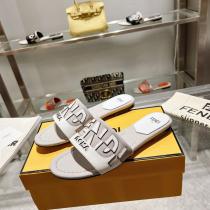 FENDI偽 ブランド 購入最安価格新品 派手すぎず ファッションに役立つスリッパ.