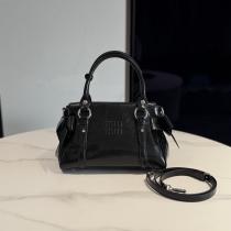 MIUMIUバッグ抜け感のあるスタイルが完成 人気アイテム 今年発売偽物 ブランド 激安..