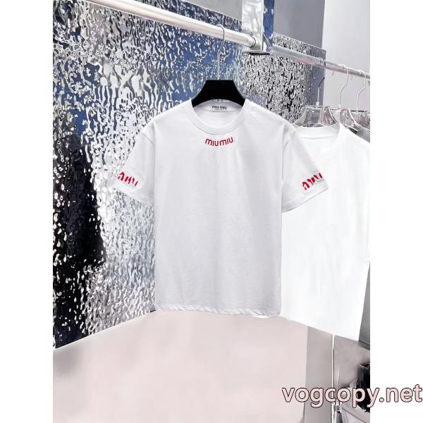 大人で素敵 2026トレンド セレブ愛用MIUMIU半袖Tシャツ偽 ブランド 販売