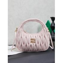 コピー ブランド 優良MIUMIUバッグ人気の定番カラー 限定品 今シーズンのトレンドアイテム 正規品..