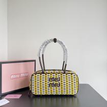 MIUMIUバッグブランド フェイク【新アイテム】  人気モデル雑誌掲載 ずっと人気♪..