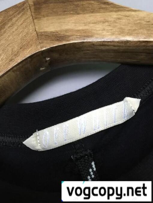 幅広いコーディネートにOff-Whiteコピー オフホワイト　愛用される半袖 Tシャツ.