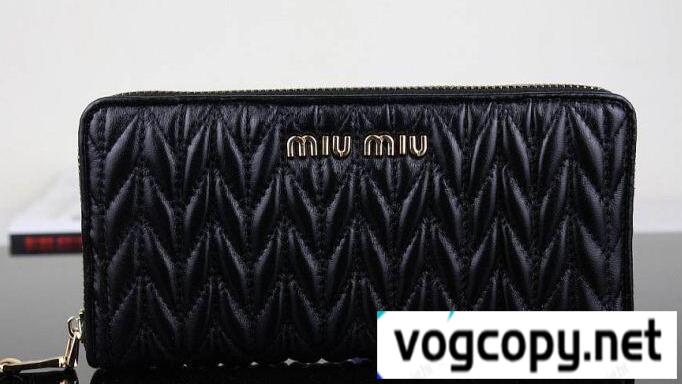  レディースファッションミュウミュウ　圧倒的な存在感があるMIUMIU財布 新作