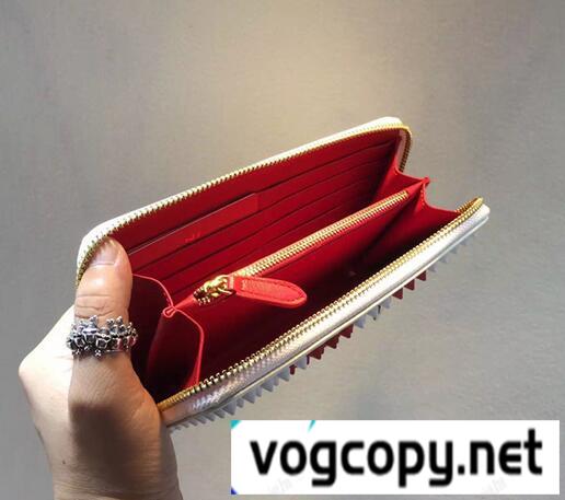 一味違うクリスチャンルブタン 偽物 Christian Louboutin  オシャレ度もスタイルアップスタッズウォレット.