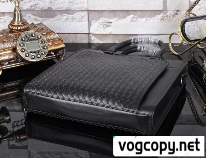 完売品 BOTTEGA VENETA ボッテガ ヴェネタ 　 高級感のあるショルダーベルト付バッグ ブランド 20代