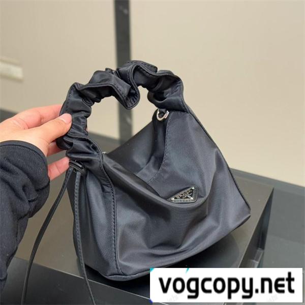 PRADA 偽物 ショルダーバッグ
