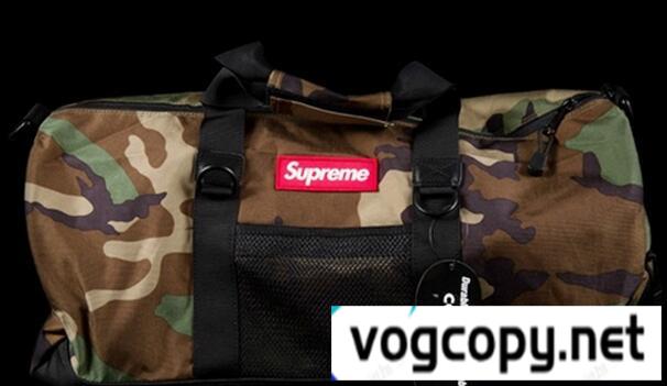 レジャーの必須アイテム　Supreme シュプリーム　コンツアーダッフルバッグ　カモフラージュ.