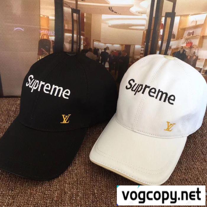 高級感を演出するSUPREMEルイヴィトンｘシュプリームキャップコピーのブラック、ホワイト、ピンク、赤色のベースボールキャップ