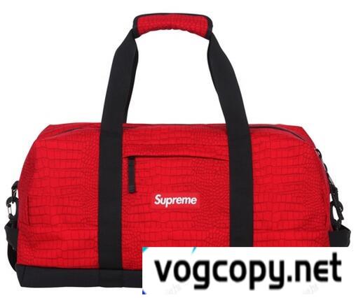 収納力の高いシュプリーム　CROC DUFFLE BAG RED クロックダッフルバッグ　　便利性あるバッグレッド.