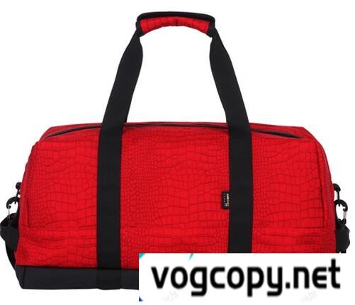 収納力の高いシュプリーム　CROC DUFFLE BAG RED クロックダッフルバッグ　　便利性あるバッグレッド.