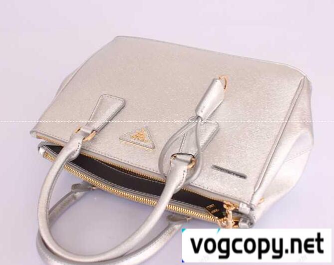 完売品　PRADA プラダ　高級感があるレディース手持ち&ショルダー掛けバッグ.