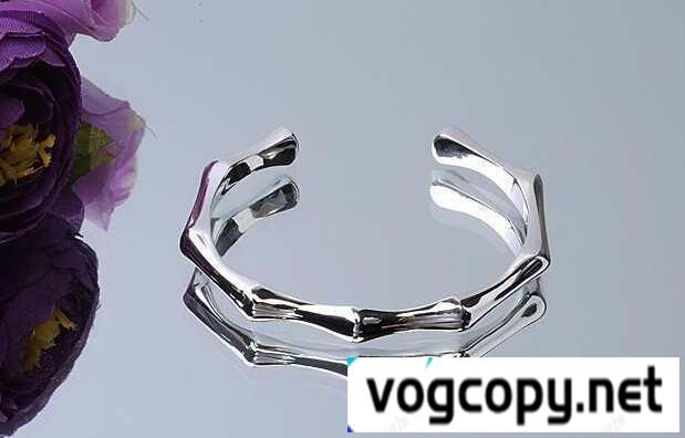 魅力を連載するブランドTiffany & Co ティファニー　存在感を誇張しすぎないバングル.