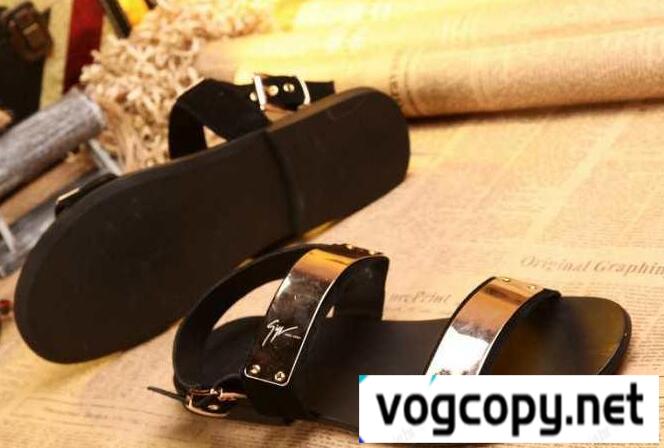 安定感あるGIUSEPPE ZANOTTI ジュゼッペ ザノッティコピー 歩きやすさも抜群 サンダル.