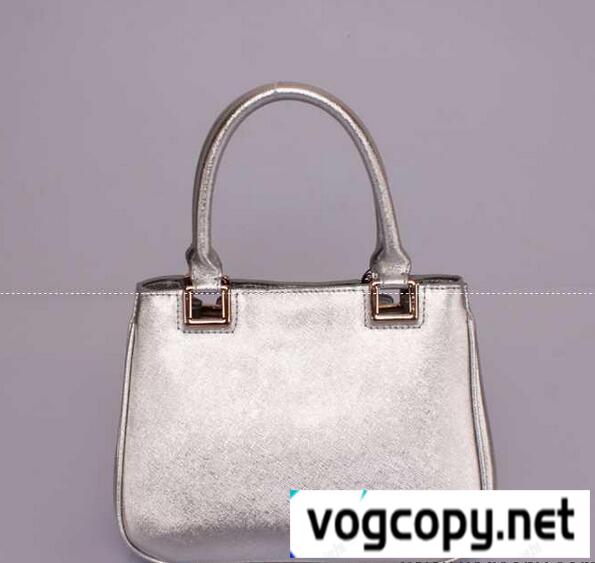 定番中の定番PRADA プラダハンドバッグ新作 入手困難なバッグ