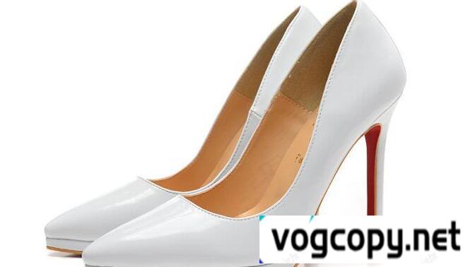 キレイめカラーのCHRISTIAN LOUBOUTIN　カジュアルアップするルブタンパンプス コピー