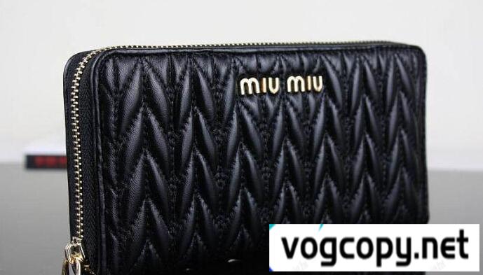  レディースファッションミュウミュウ　圧倒的な存在感があるMIUMIU財布 新作