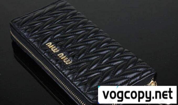  レディースファッションミュウミュウ　圧倒的な存在感があるMIUMIU財布 新作