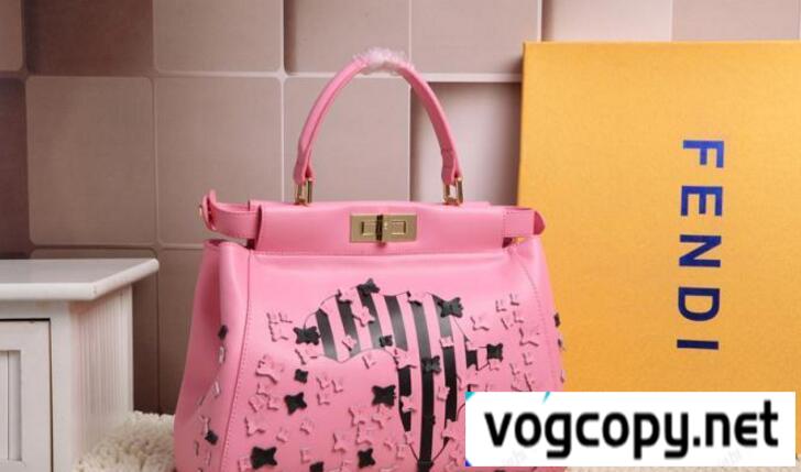 長らく愛されるFENDI フェンディ ファスナーポケット付　 高品質のバックパック　ピンク